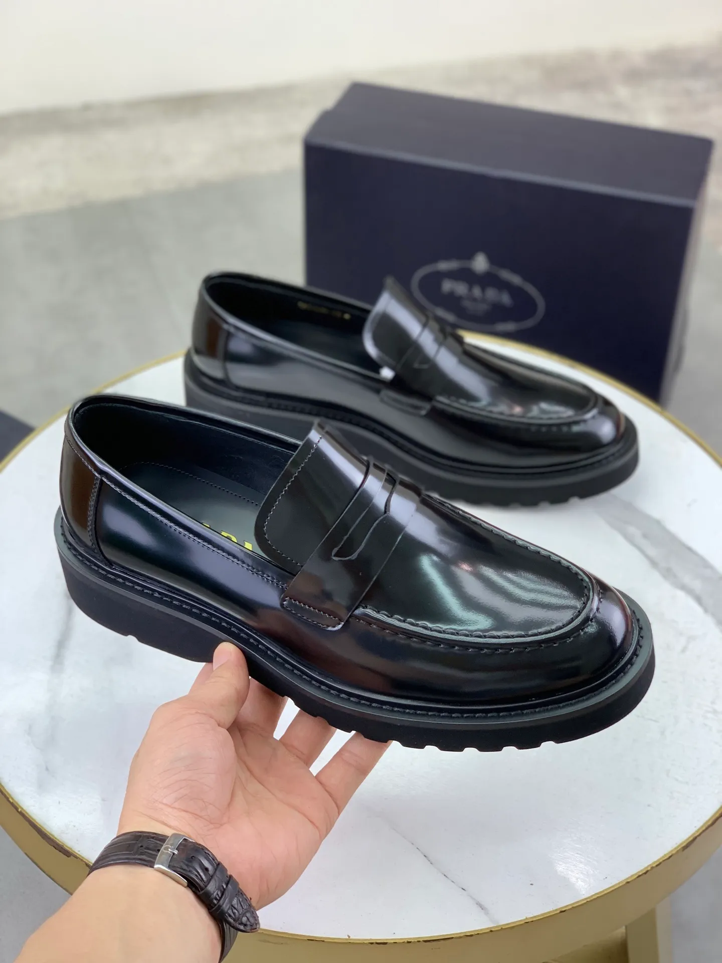 Factory price P880💰Original quality, top version🔱 ＰＲＡＤＡPrada. Men’s business casual leather shoes, top quality products. 1:1 shipment⬆️Luxurious and noble👞All imported original color-brushed edge beads, just to create a more comfortable wearing experience. Upper: Original comfortable open-edge bead rubbed color calfskin➕Top imported water-dyed full cow lining, original high-end lightweight and comfortable TPU foam combination bottom✔️Code number: 39-44 (38 45) 46 47 can be customized)